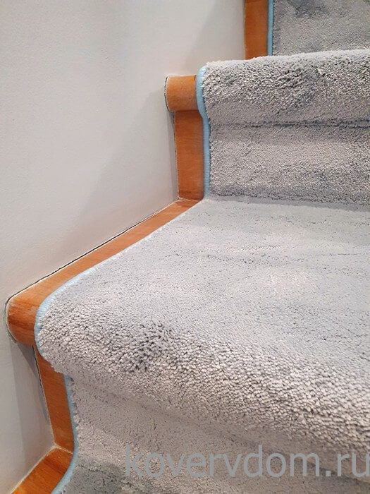 Однотонная ковровая дорожка U-181 с укладкой на лестницу