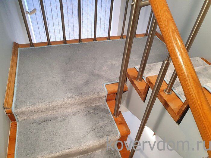 Однотонная ковровая дорожка U-181 с укладкой на лестницу